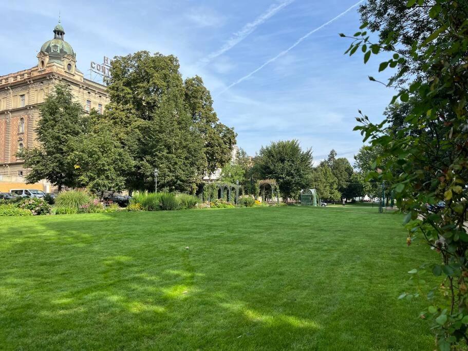 Apartment In Historical Center With Park View プルゼニ エクステリア 写真
